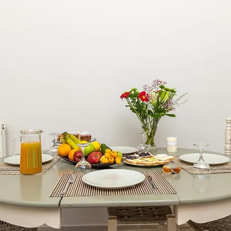 πλήρως ανακαινισμένη μονοκατοικία. *