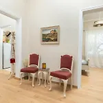 πλήρως ανακαινισμένη μονοκατοικία. *