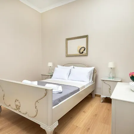 πλήρως ανακαινισμένη μονοκατοικία. *