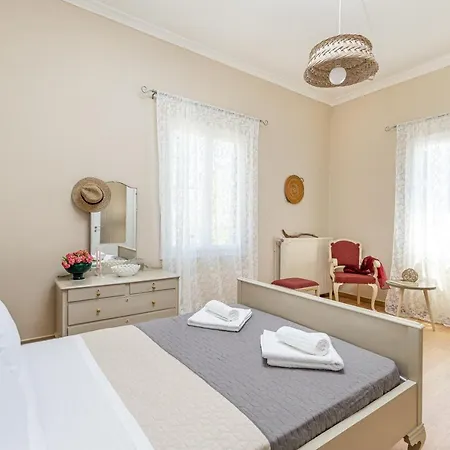 πλήρως ανακαινισμένη μονοκατοικία. *