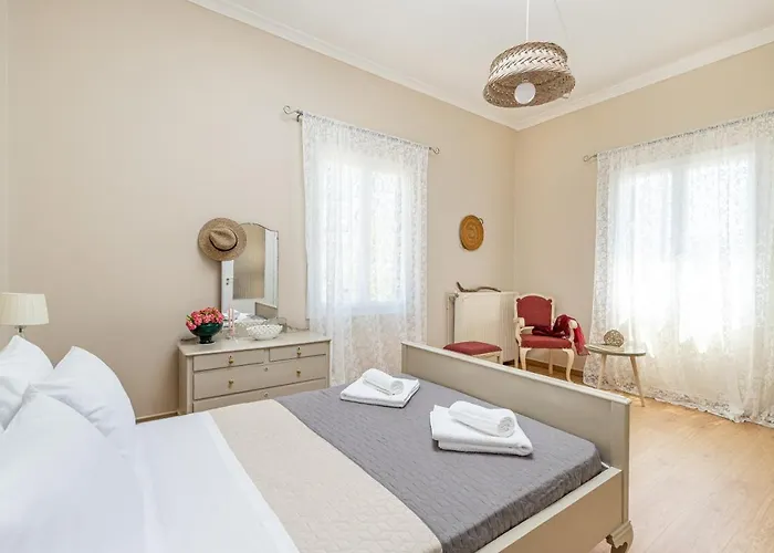 πλήρως ανακαινισμένη μονοκατοικία. *