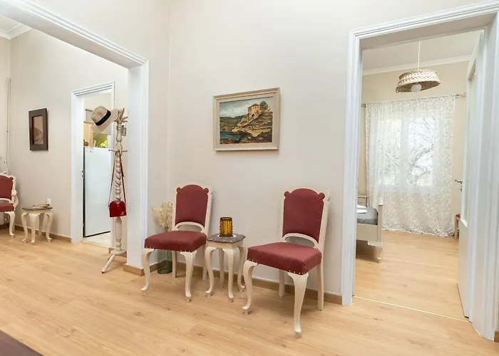 πλήρως ανακαινισμένη μονοκατοικία. *